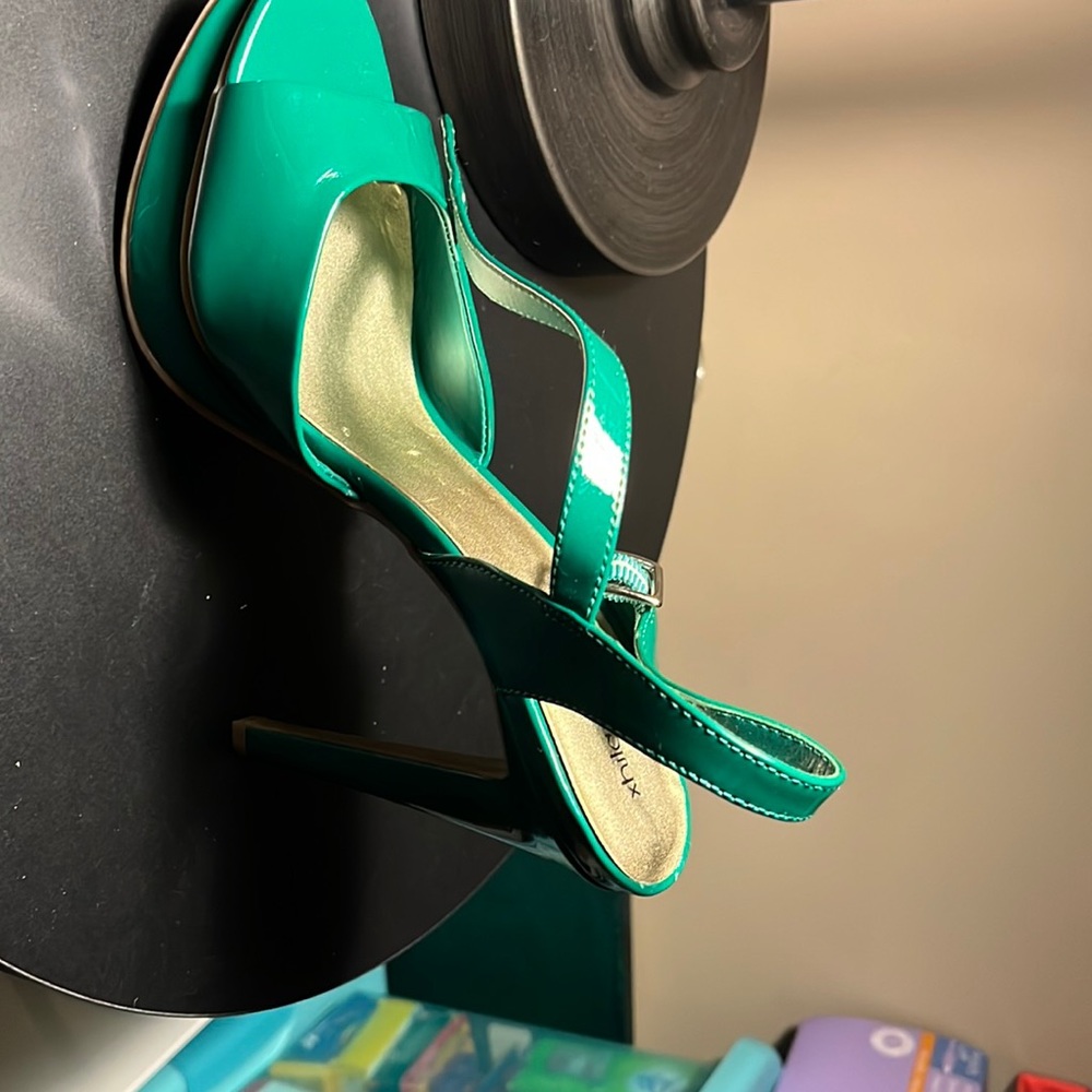 Xhilaration green heel sandals